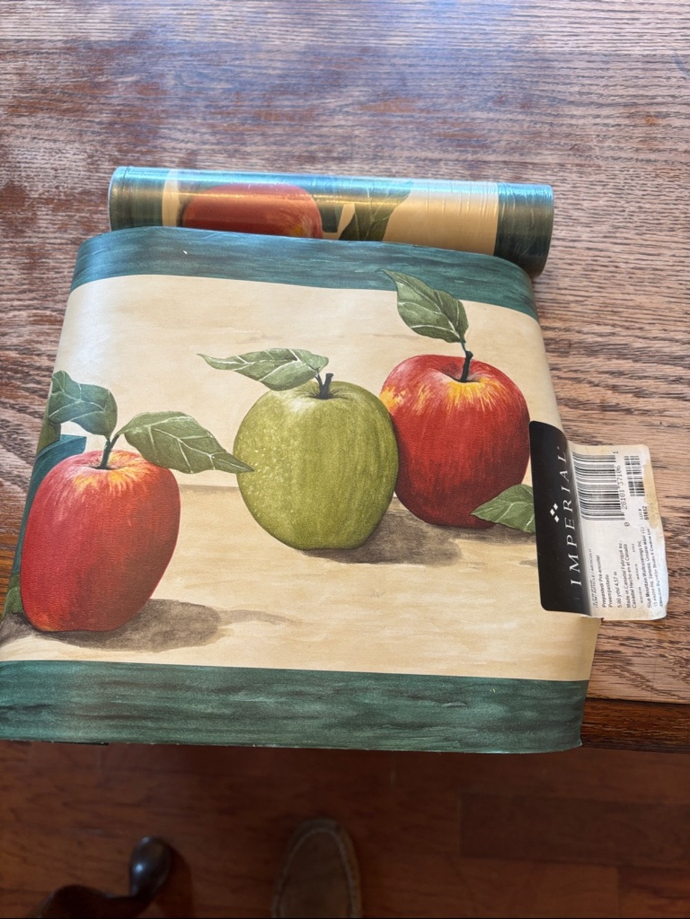 IMPERIAL Green and Red Apple Decorative Wallpaper Border